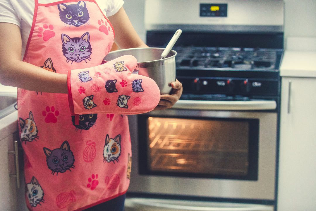 Cat Yarn Oven Mitt + Apron Bakeware